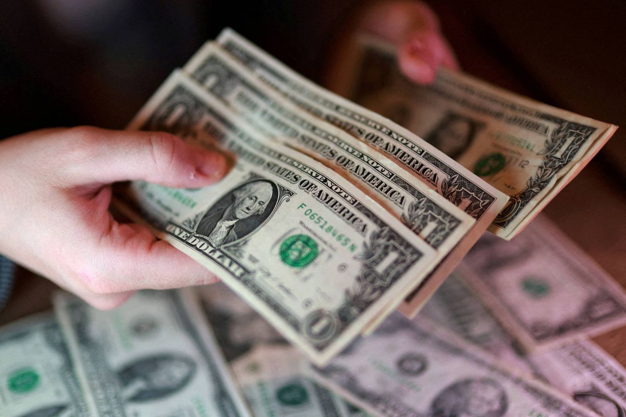 Notas de dólar e gráfico de mercado