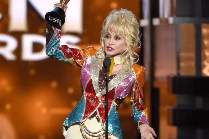Dolly Parton durante performance no palco
