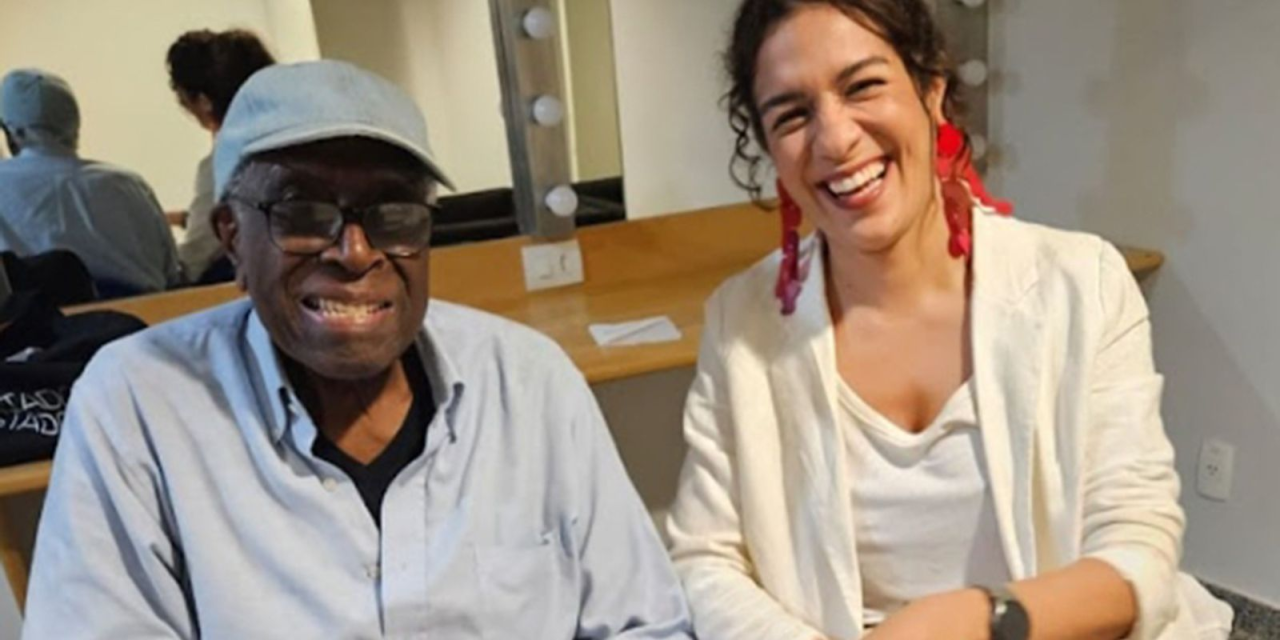 Dom Salvador ao piano em estúdio