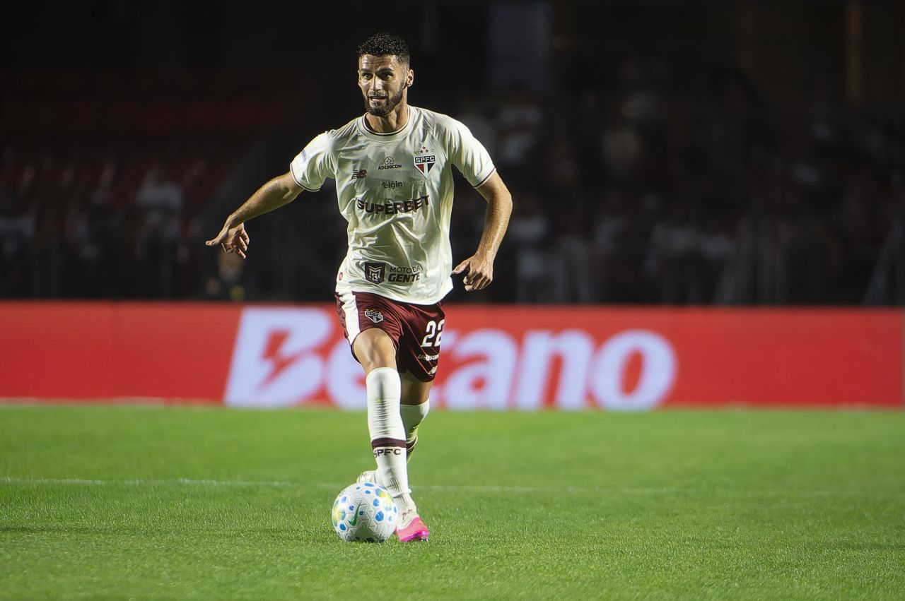 Domingos Duarte disputando bola pelo São Paulo