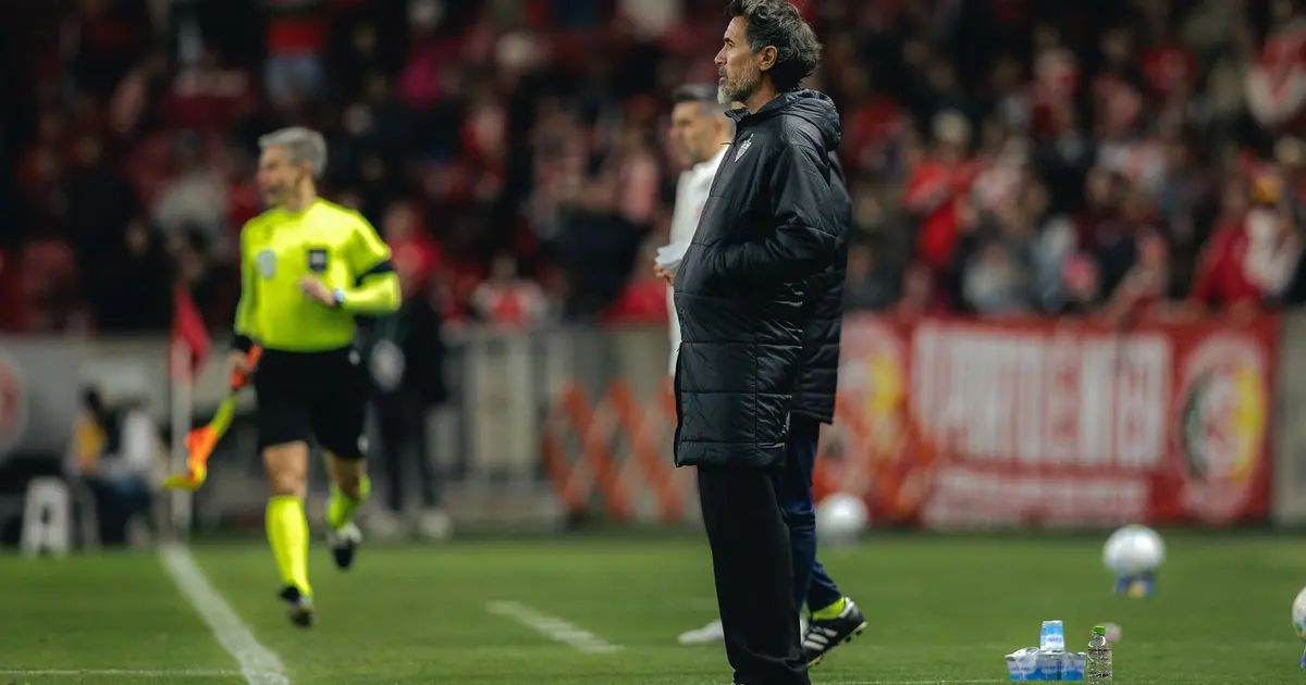Atlético em ação no Beira-Rio durante empate sem gols