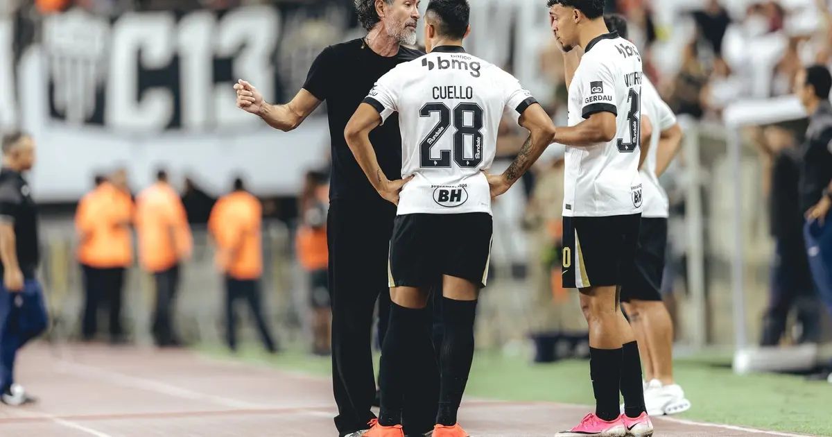 Eduardo Domínguez gesticula durante entrevista após empate em Belém