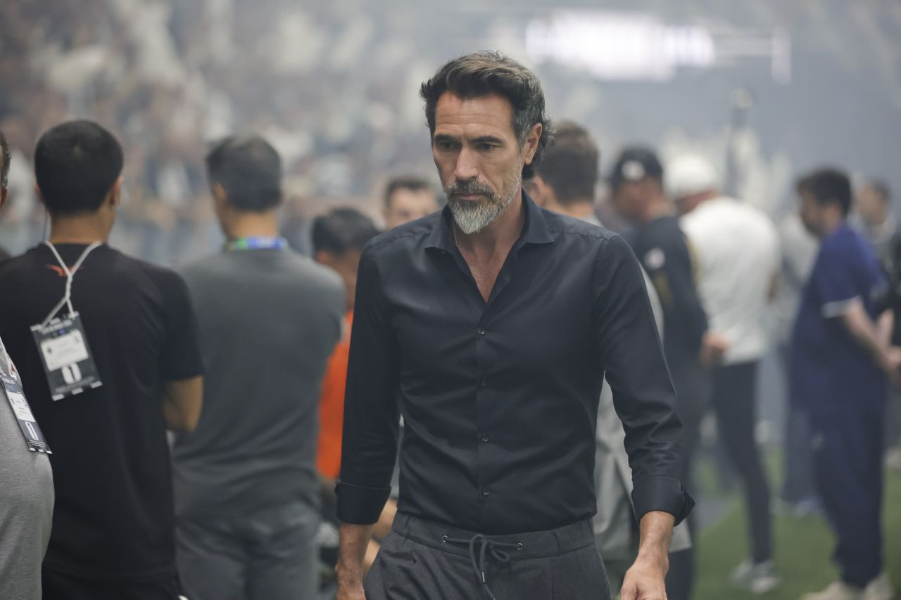 Eduardo Domínguez comemorando no campo após partida