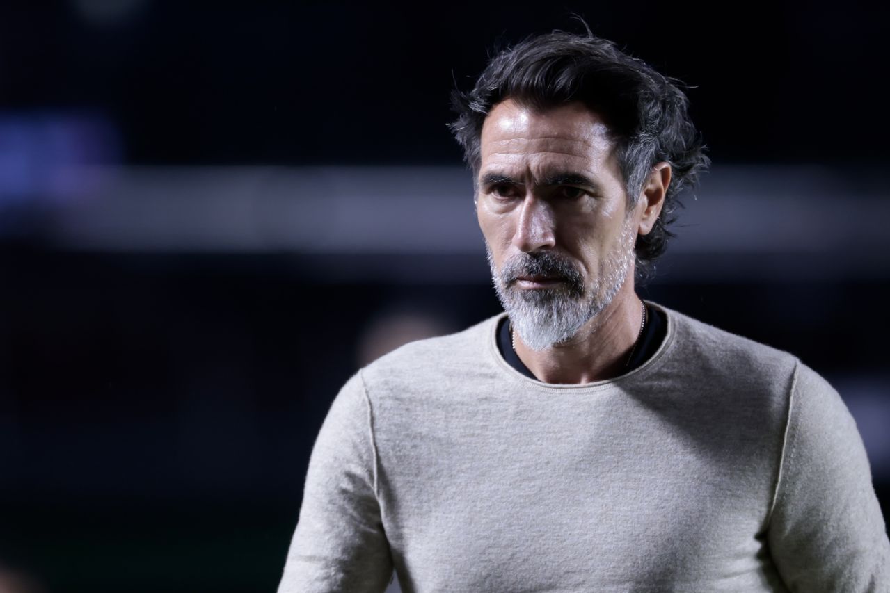Eduardo Domínguez no banco durante partida pelo Campeonato Brasileiro