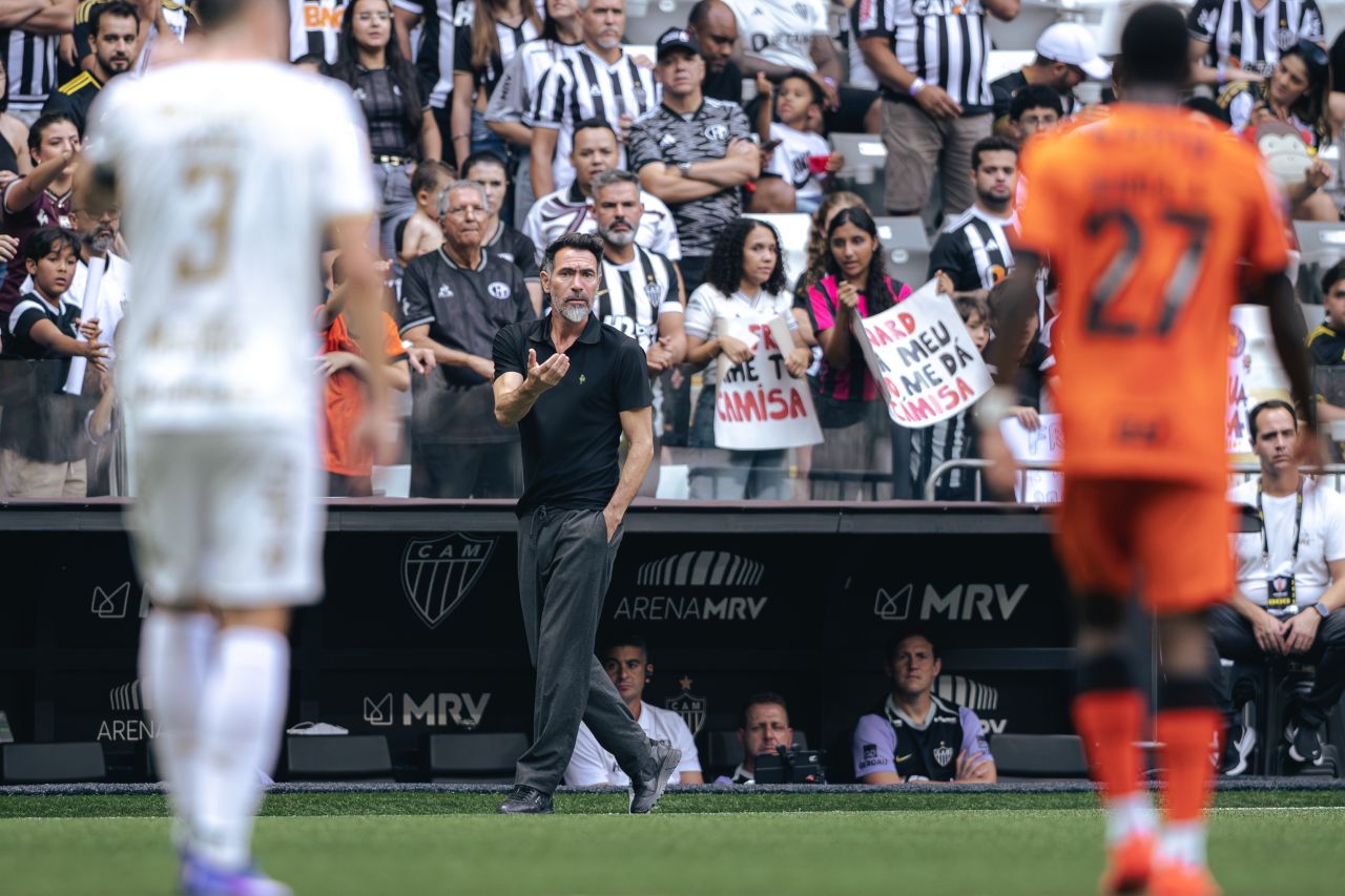 Domínguez orienta jogadores durante jogo