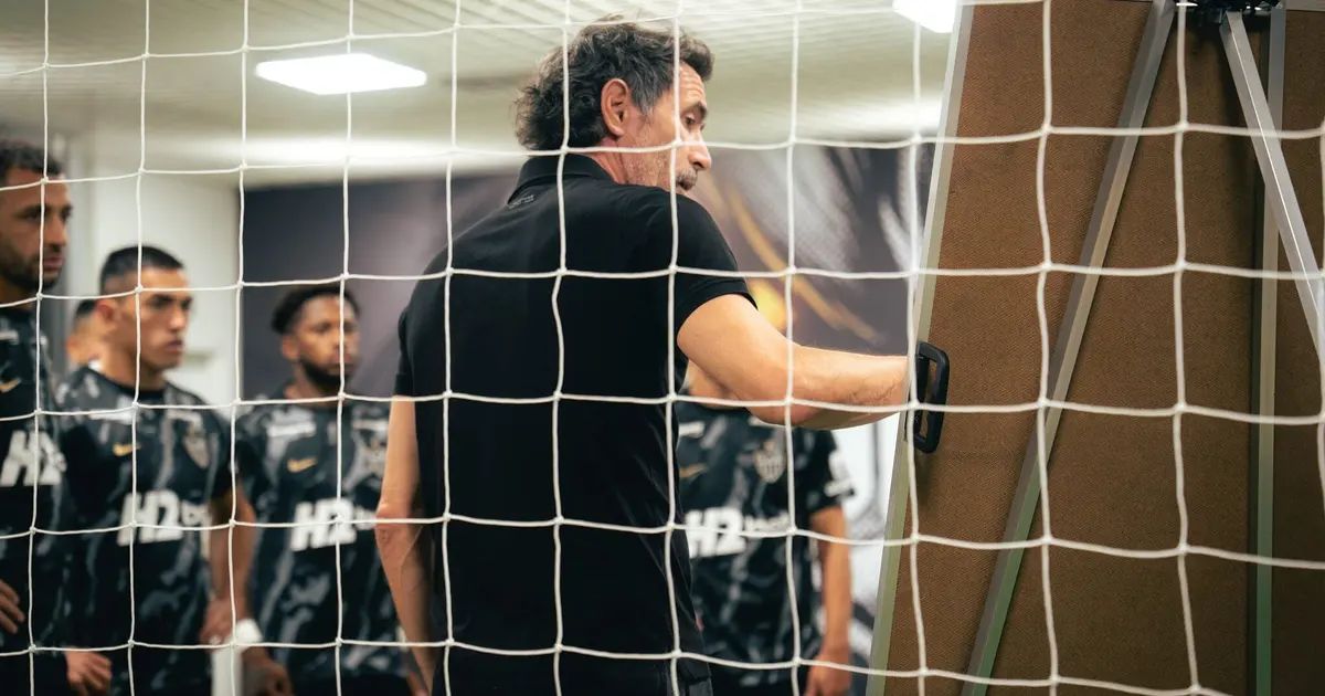 Jogadores do Atlético em aquecimento na Arena MRV