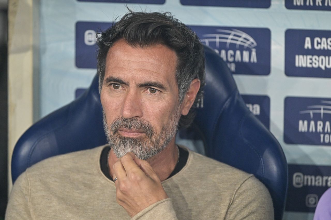 Eduardo Domínguez reclamando com a arbitragem