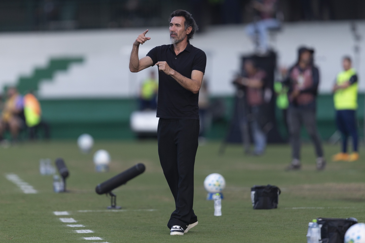 Eduardo Domínguez em coletiva após partida