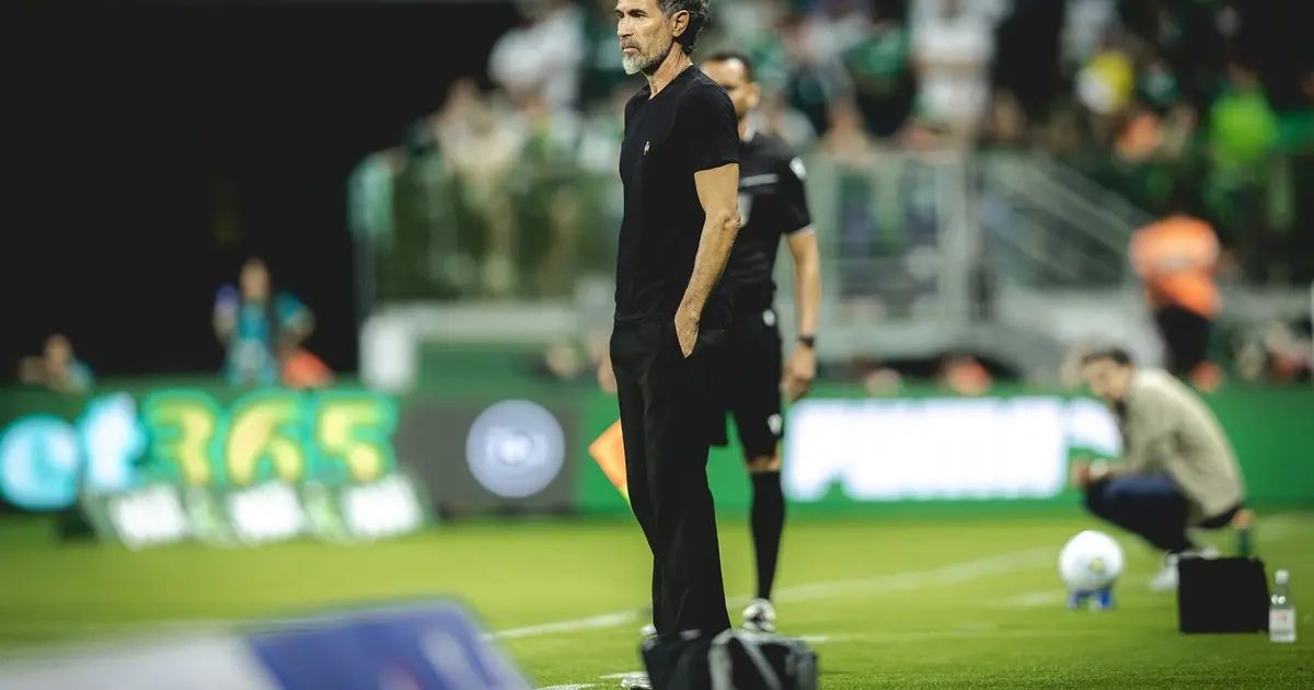 Eduardo Domínguez celebrando com jogadores do Atlético após jogo