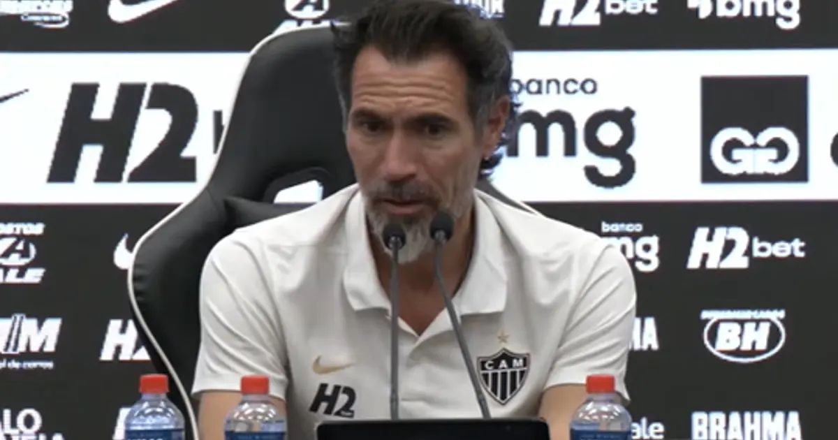 Eduardo Domínguez comemorando no campo