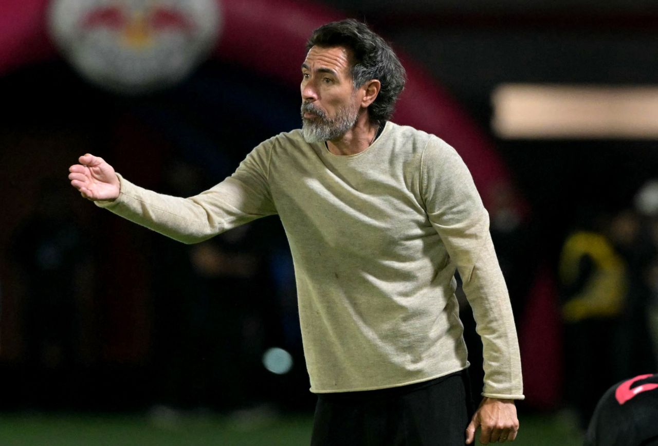 Everson faz defesa durante jogo contra o Bragantino