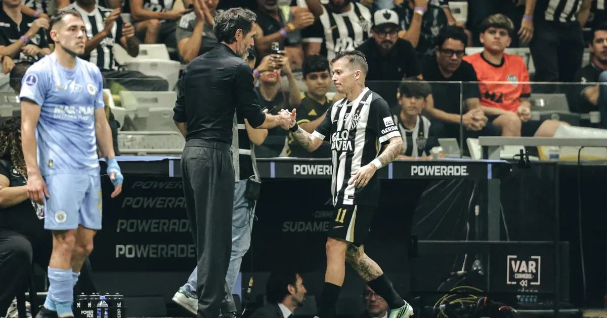 Jogadores do Atlético em aquecimento antes de jogo