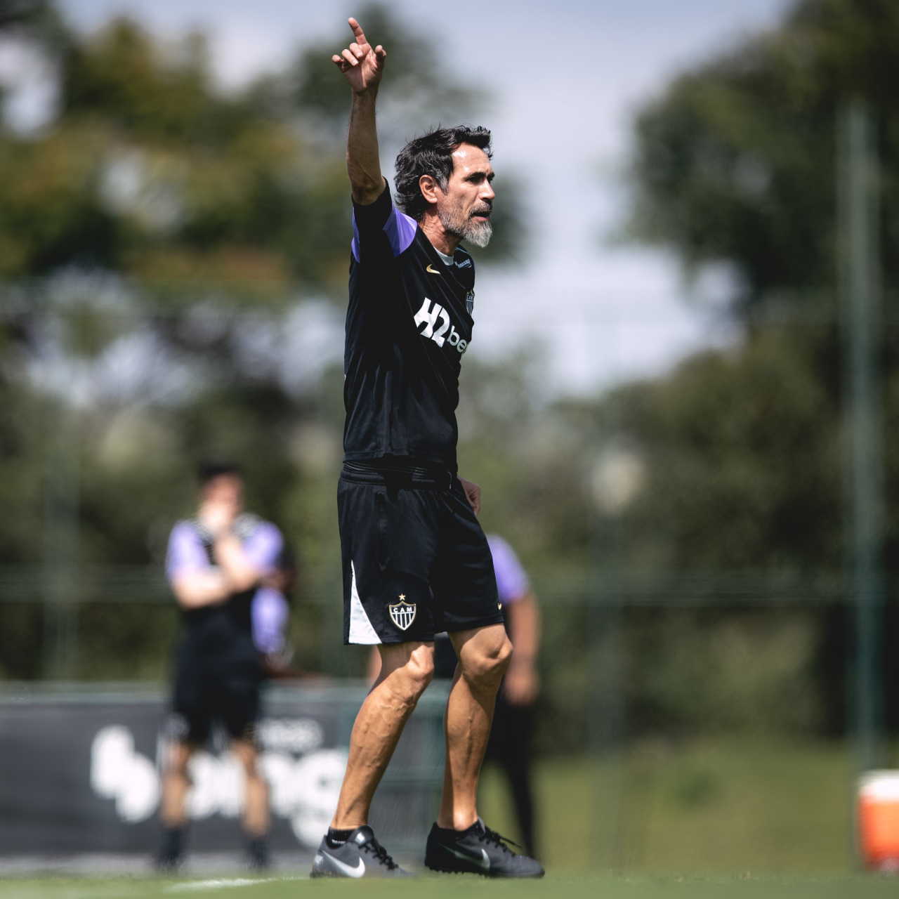 Eduardo Domínguez no banco de reservas da Arena MRV