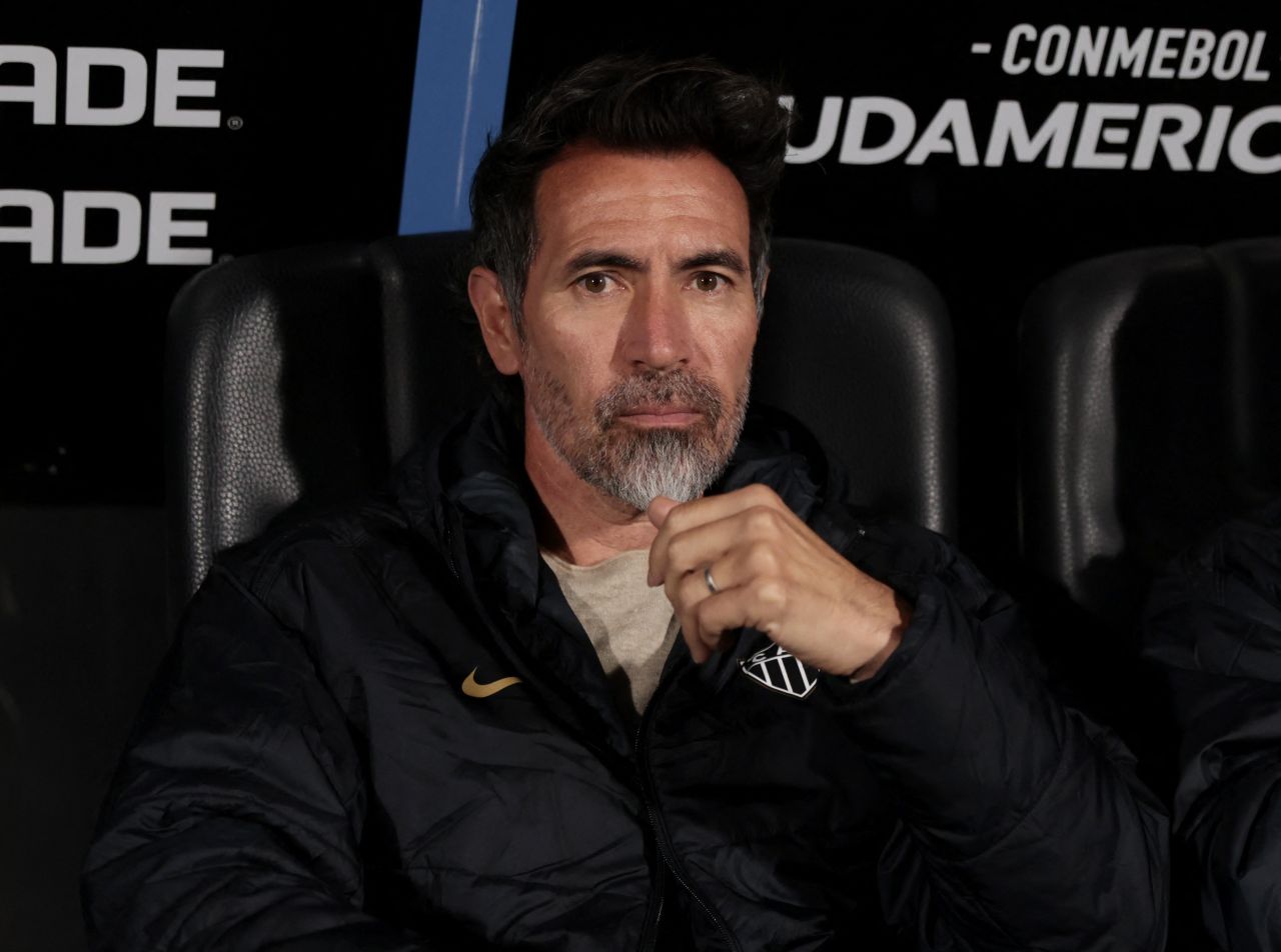 Eduardo Domínguez em coletiva em Montevidéu