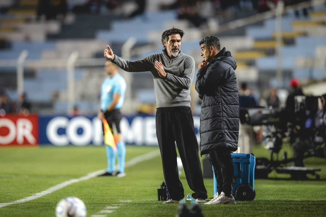 Eduardo Domínguez no banco em Cusco