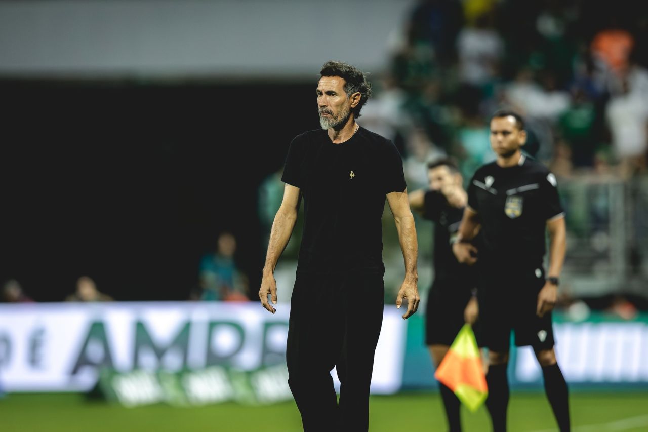 Eduardo Domínguez durante coletiva