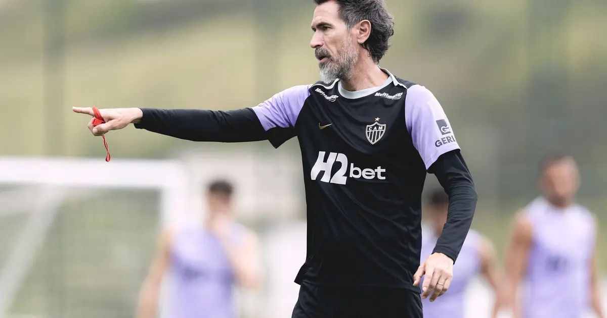 Eduardo Domínguez no banco de reservas durante partida do Atlético