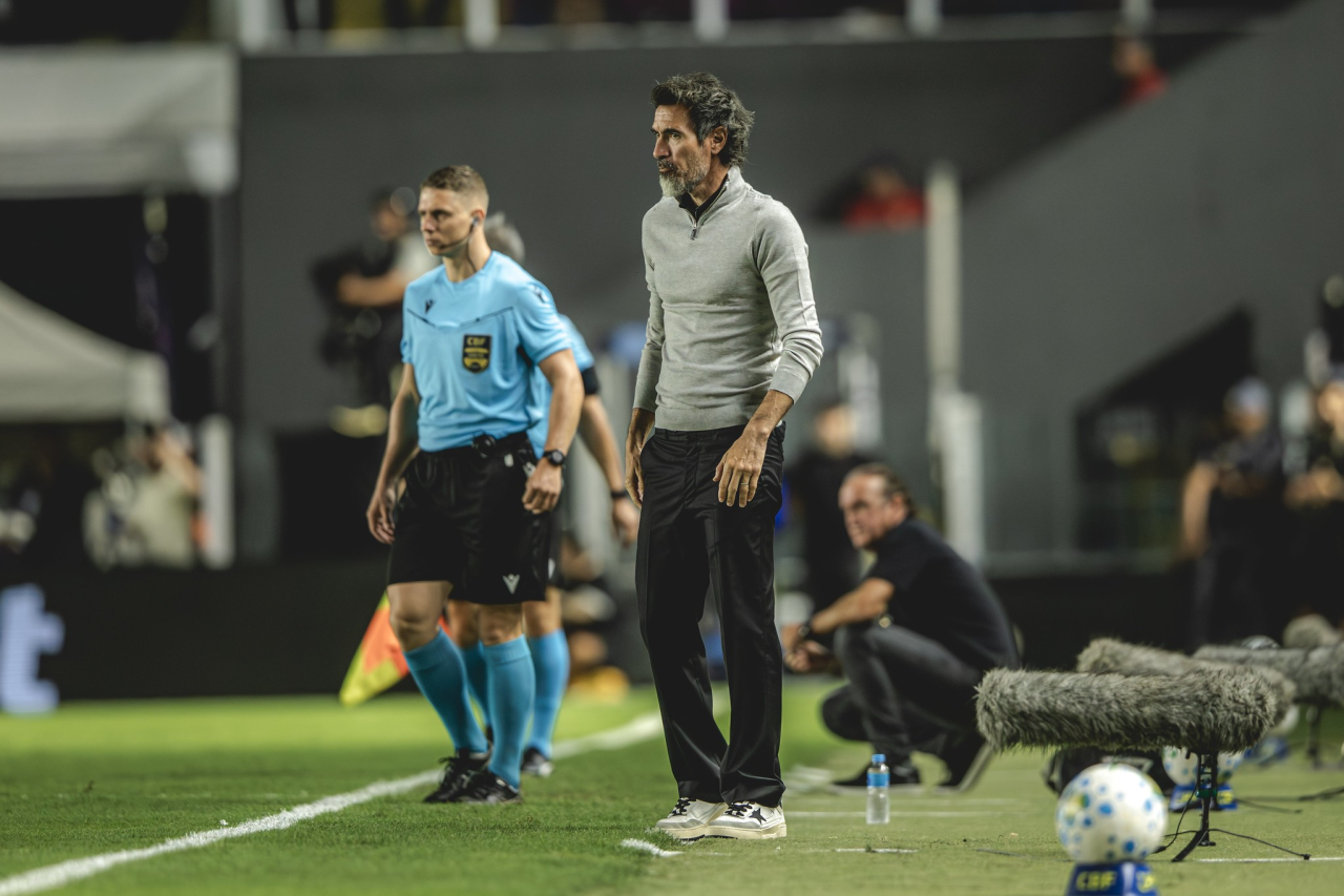 Eduardo Domínguez na beira do campo durante jogo
