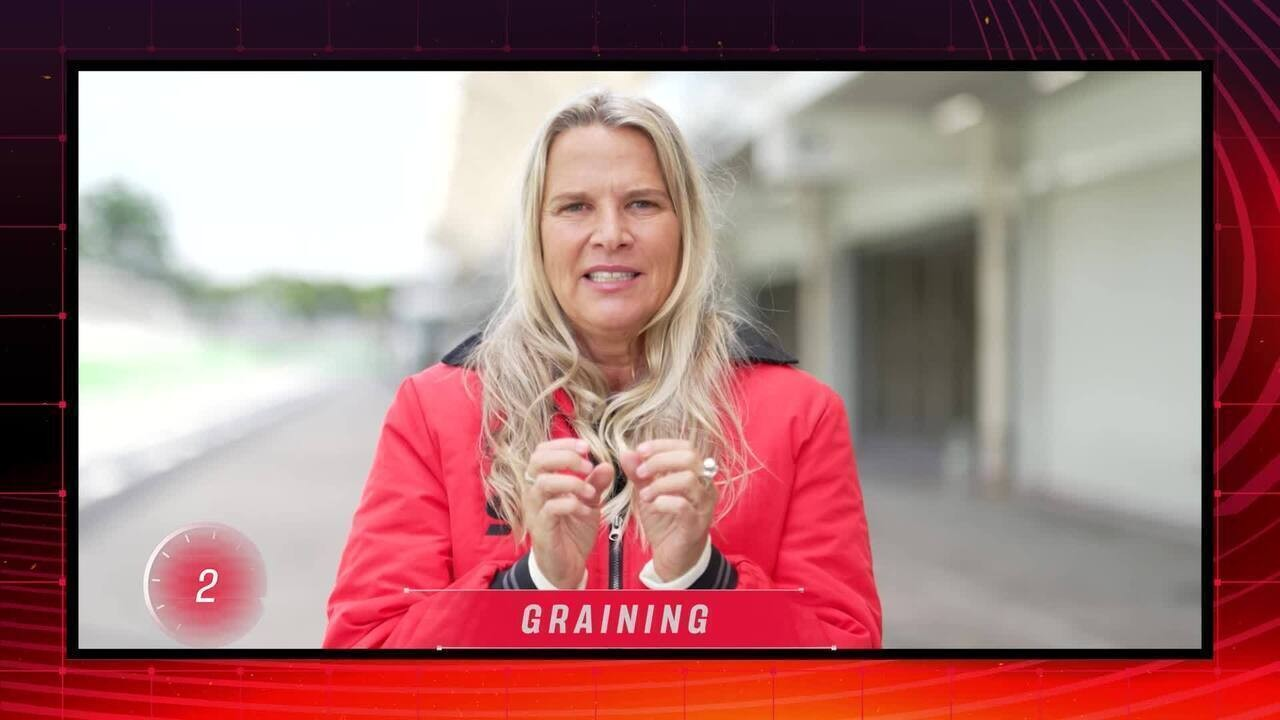 Doriane Pin ao lado do Mercedes W12 em Silverstone