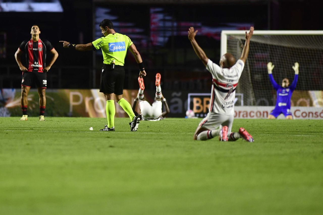 Calleri comemora gol do São Paulo contra o Vitória