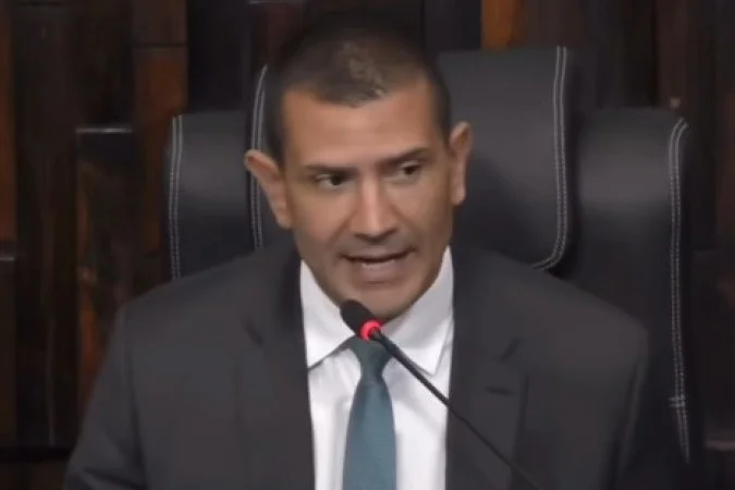 Douglas Ruas no plenário da Alerj