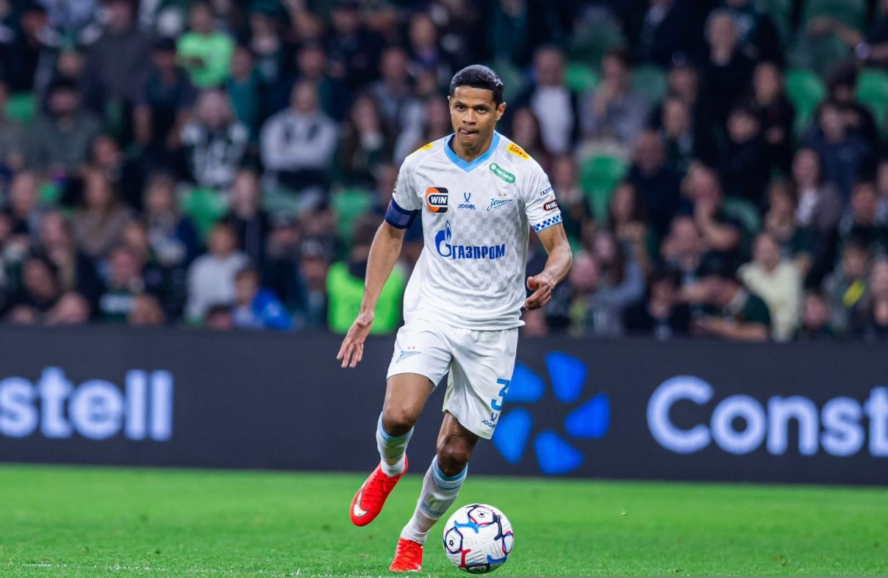 Douglas Santos comemora após assistência pelo Zenit