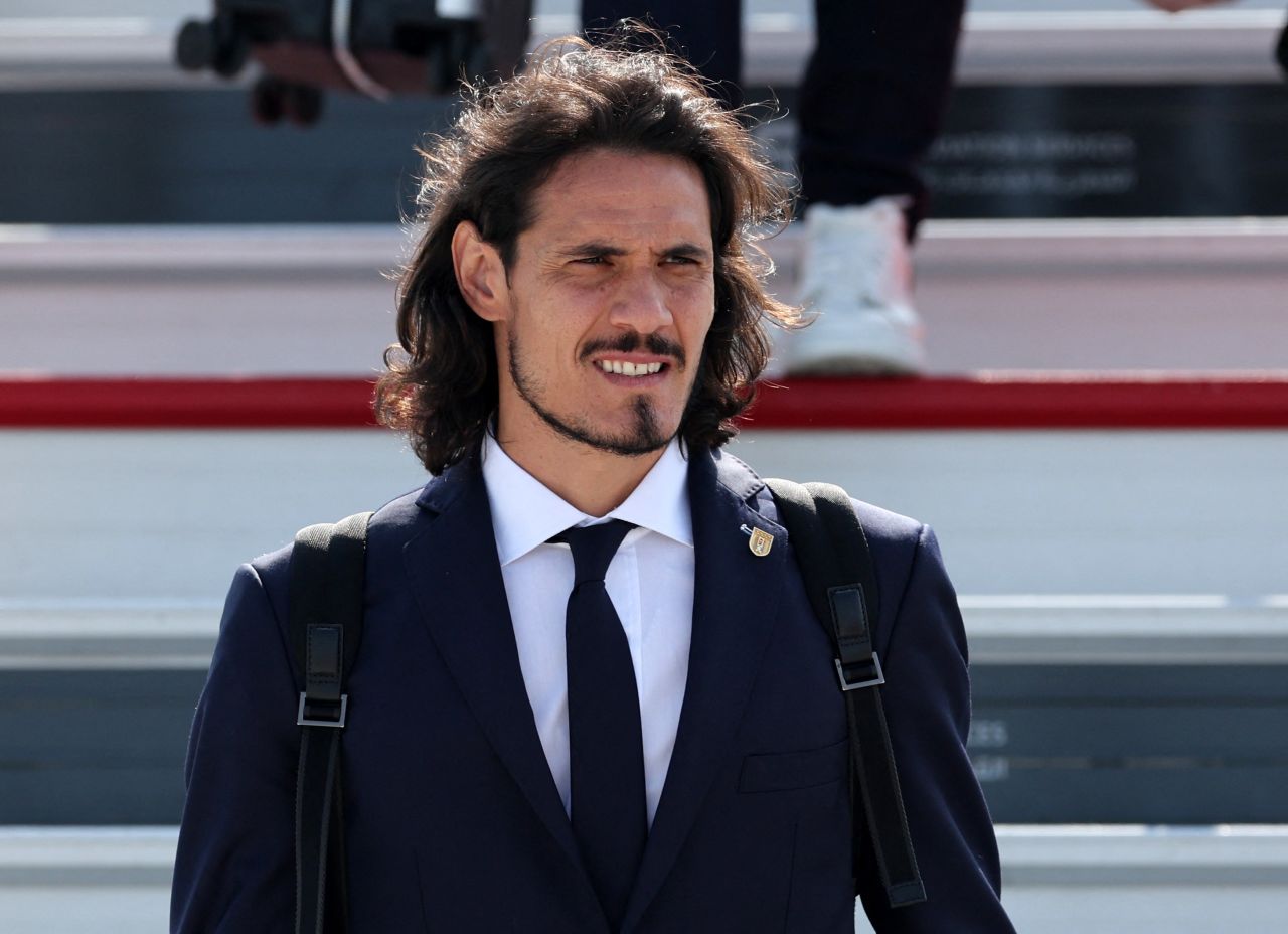 Edinson Cavani com expressão de preocupação durante treino