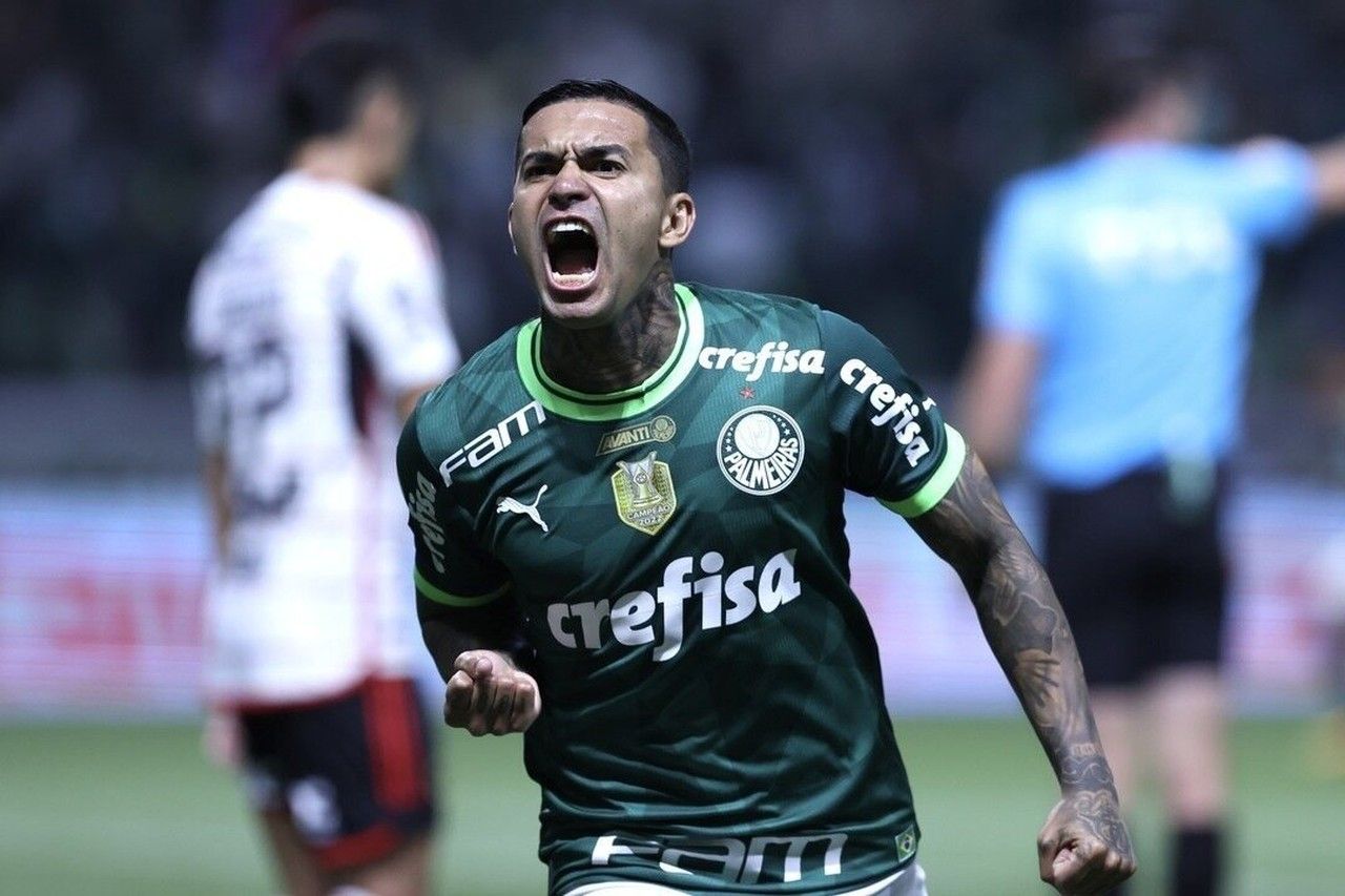 Dudu abraça mascote do Palmeiras no Nubank Parque