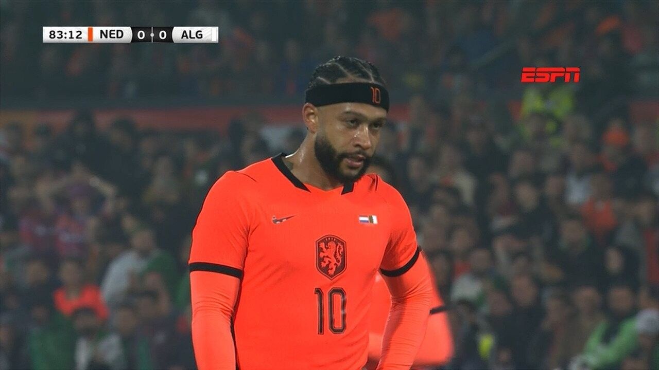 Denzel Dumfries em treino com a seleção da Holanda
