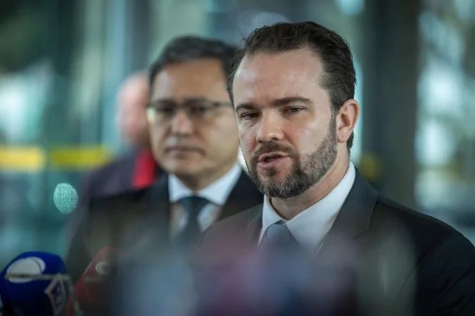 Ministro Dario Durigan chegando ao Palácio da Alvorada