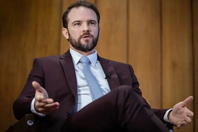 Ministro Dario Durigan em entrevista sobre investigação financeira