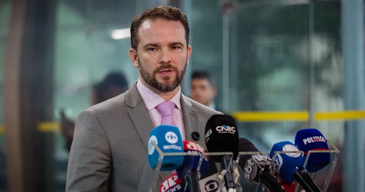Ministro Dario Durigan em Paris