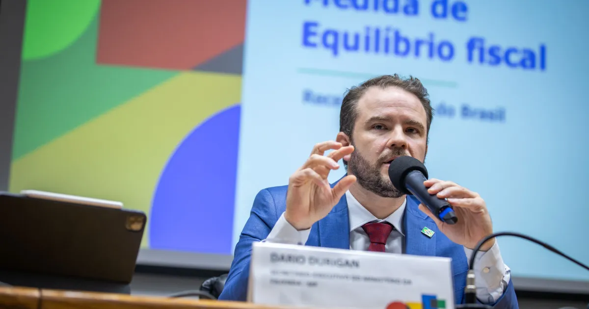 Dario Durigan em coletiva no FMI