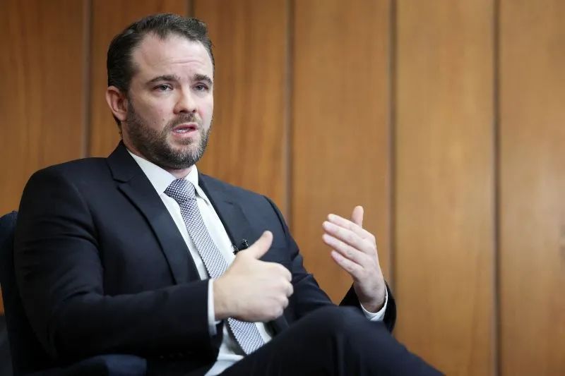 Ministro Dario Durigan durante entrevista