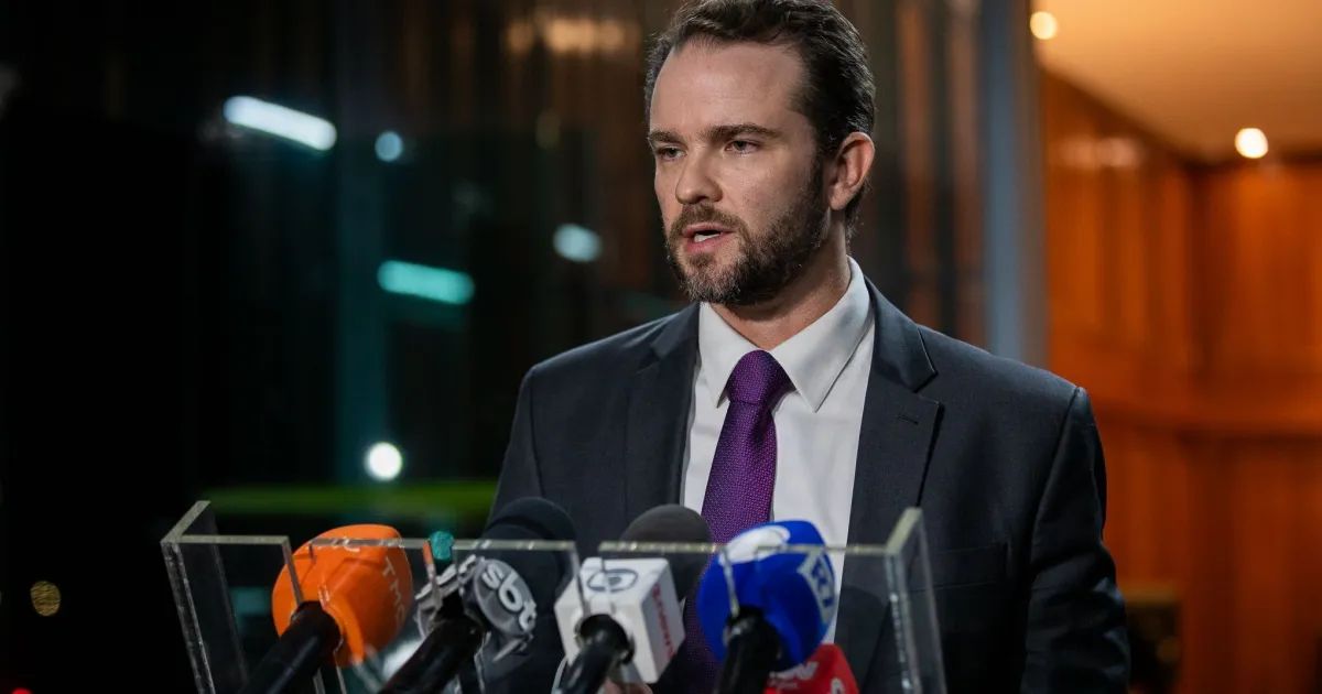 Ministro Dario Durigan em entrevista à imprensa