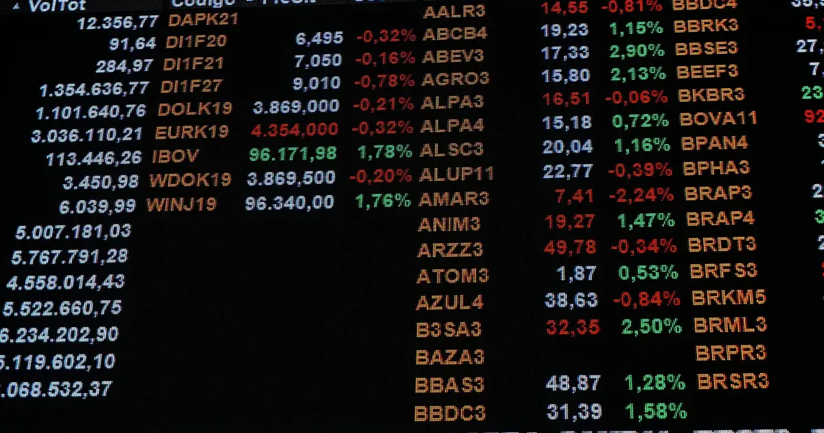 Logotipos da Ecopetrol e Brava em telas de mercado