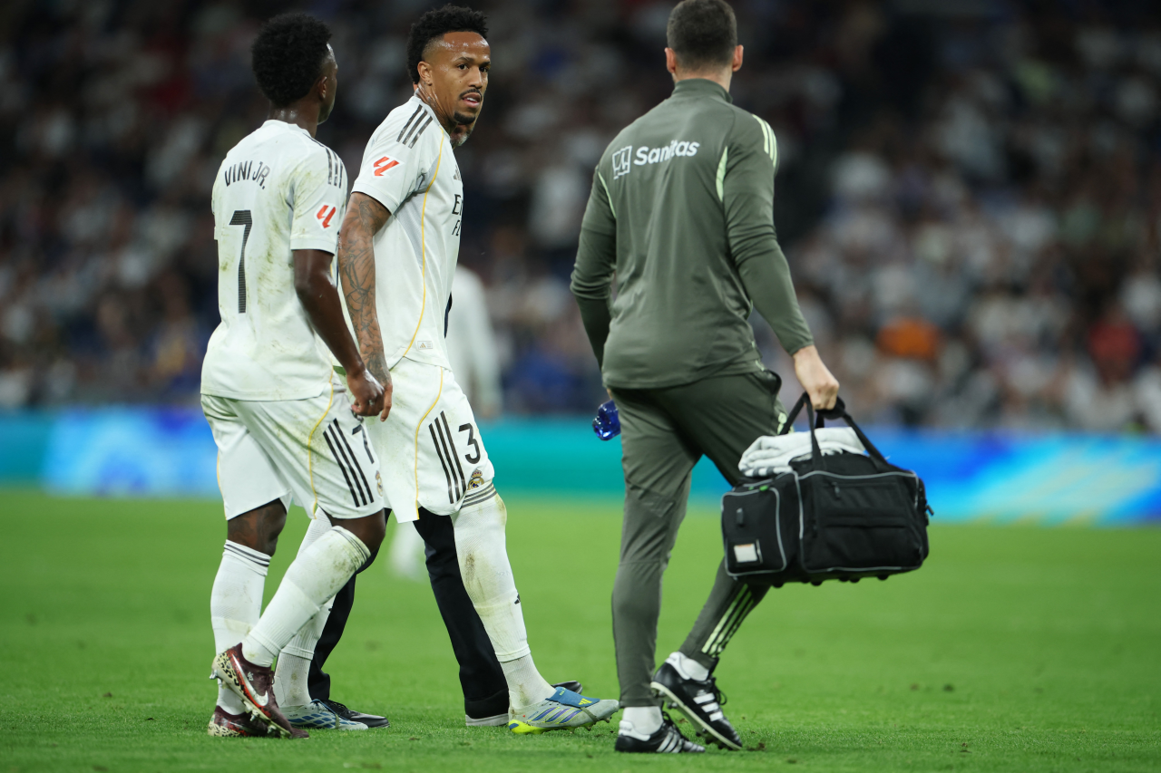 Éder Militão mancando ao deixar o campo