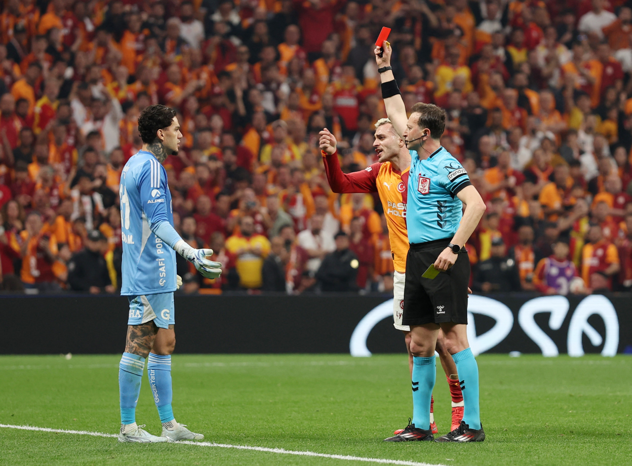 Ederson expulso durante clássico entre Fenerbahçe e Galatasaray