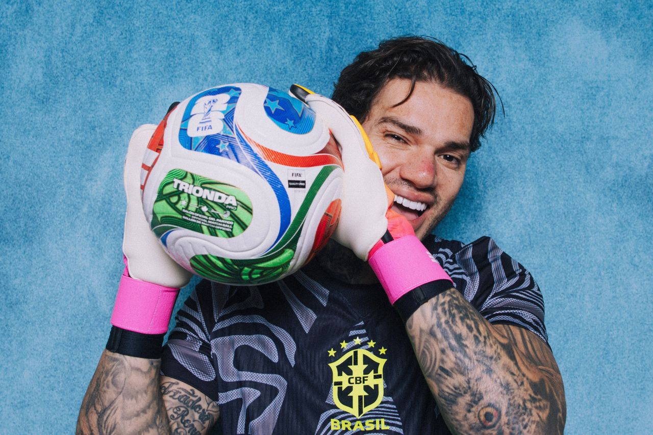 Ederson com a camisa da seleção brasileira