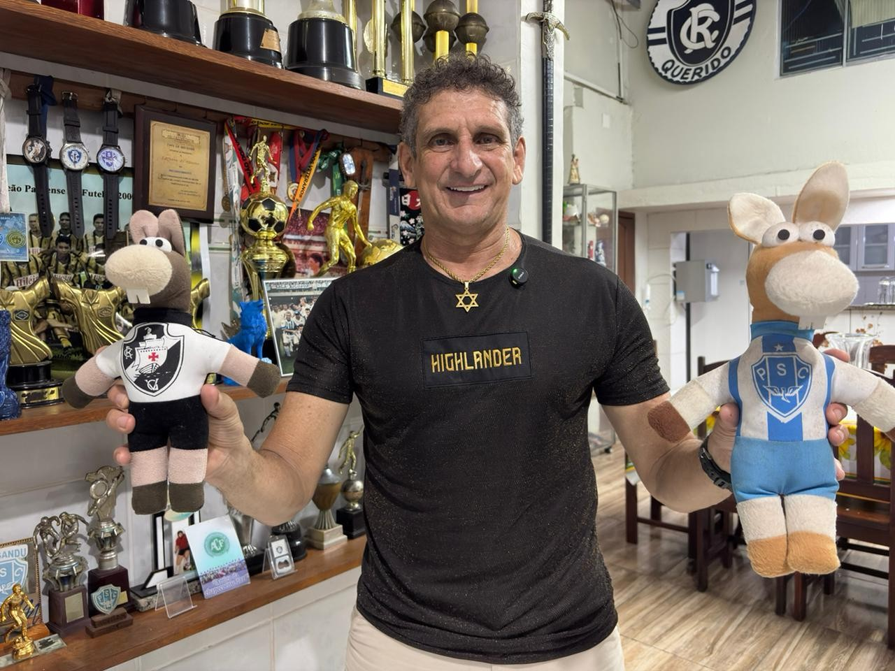 Edil Highlander com espada e troféus