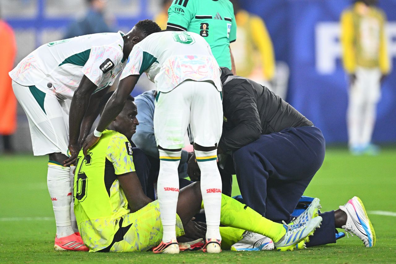 Édouard Mendy lesionado durante partida contra Noruega