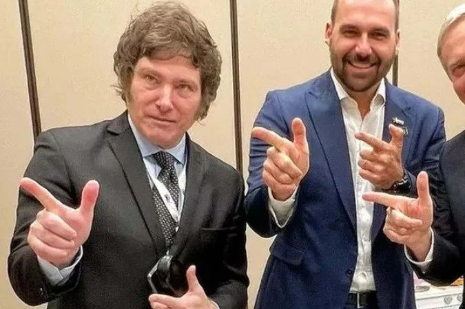 Eduardo Bolsonaro e Javier Milei em evento em Washington