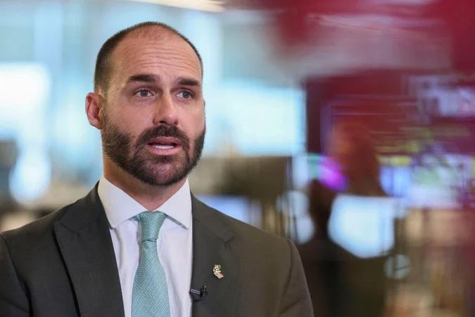 Eduardo Bolsonaro em frente ao Departamento de Estado em Washington