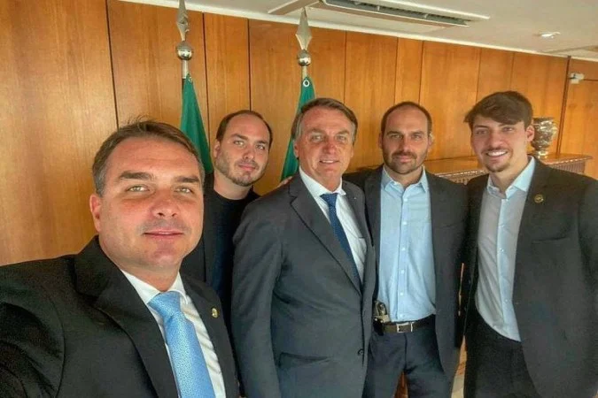 Eduardo Bolsonaro publica elogio a Flávio no X
