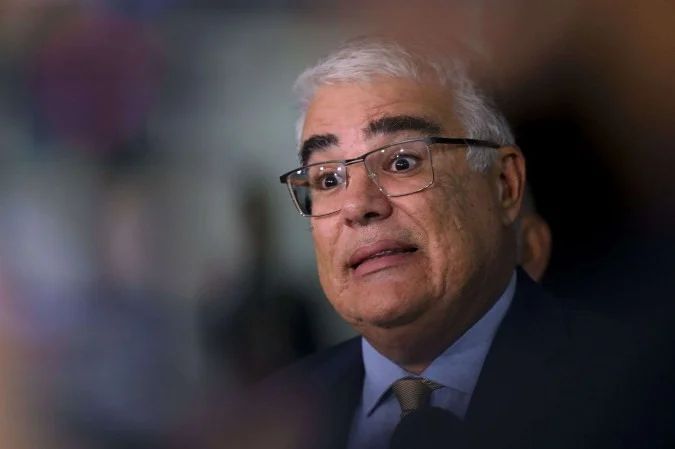 Senador Eduardo Girão no plenário do Senado