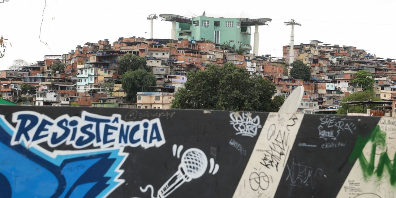 Jovens e moradores em rua de favela do Rio discutem