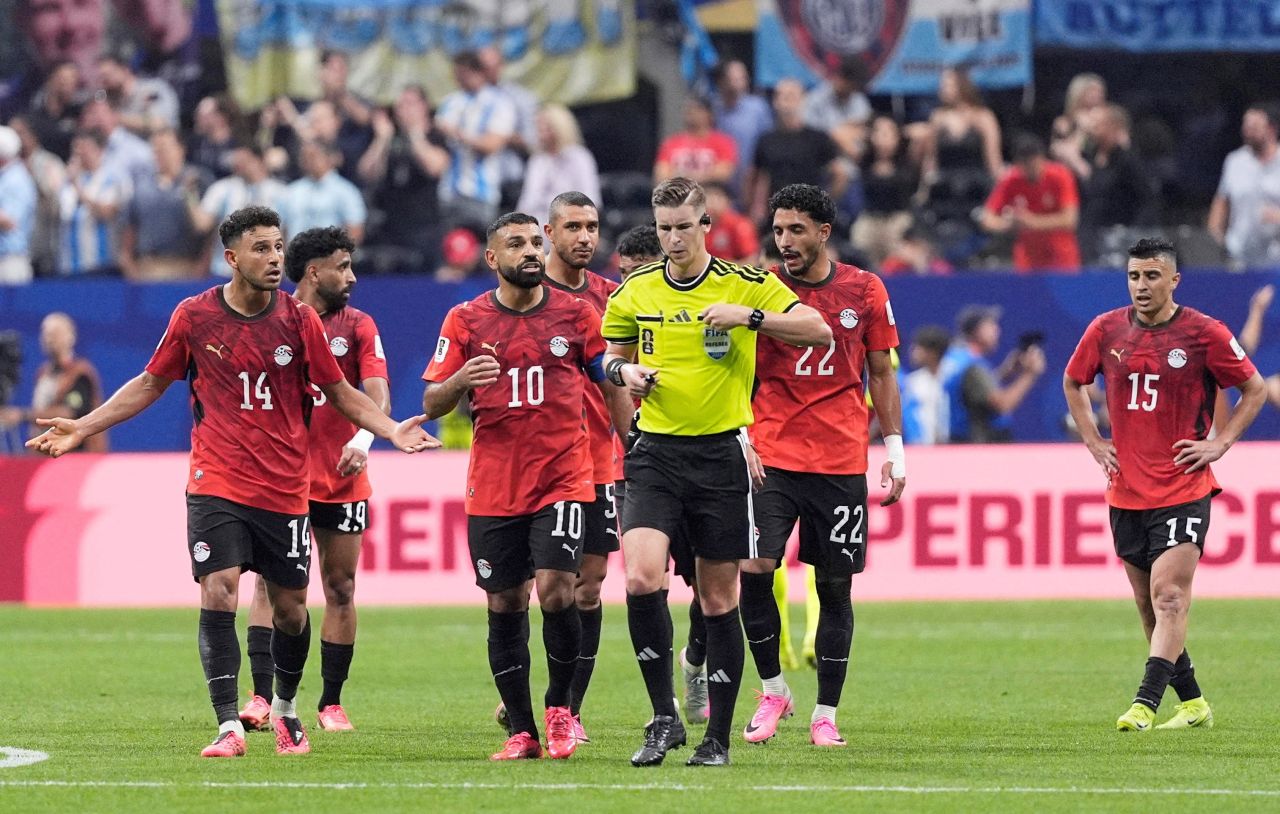 Jogadores do Egito reclamam com o árbitro François Letexier