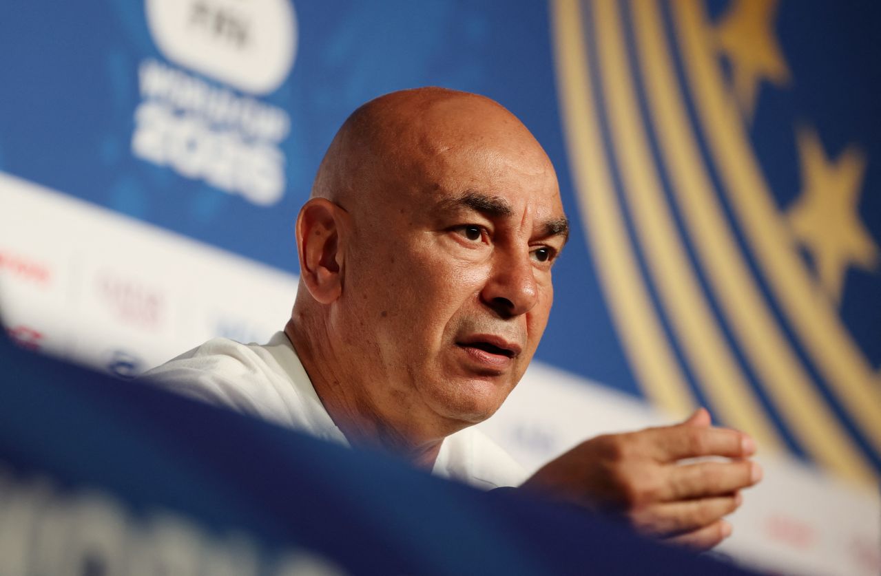 Hossam Hassan em coletiva em Atlanta