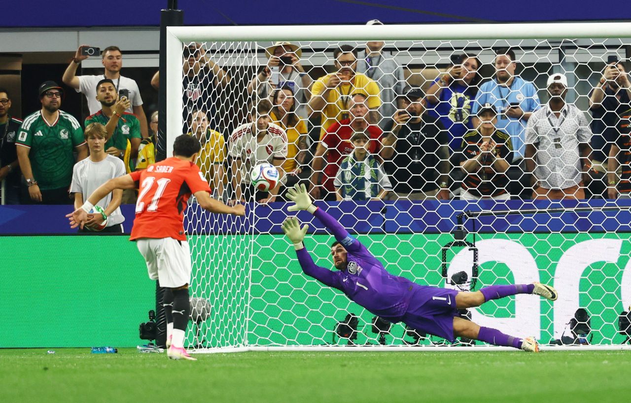 Mo Salah cobrando pênalti decisivo