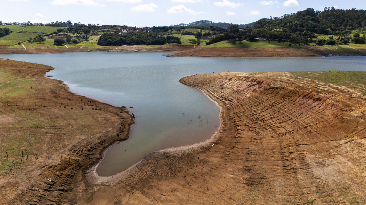Reservatório do sistema Cantareira com nível reduzido
